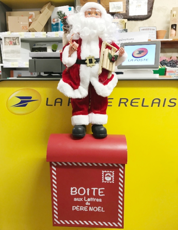 La boîte aux lettres du Père Noël devant l&#039;épicerie