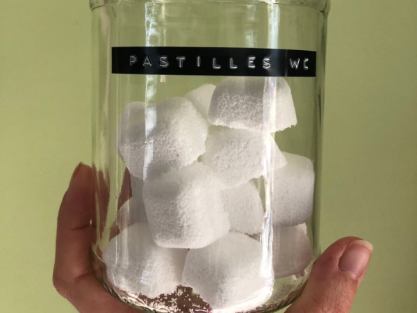 Faire ses propres produits ménagers : crème à récurer et pastilles W.C.